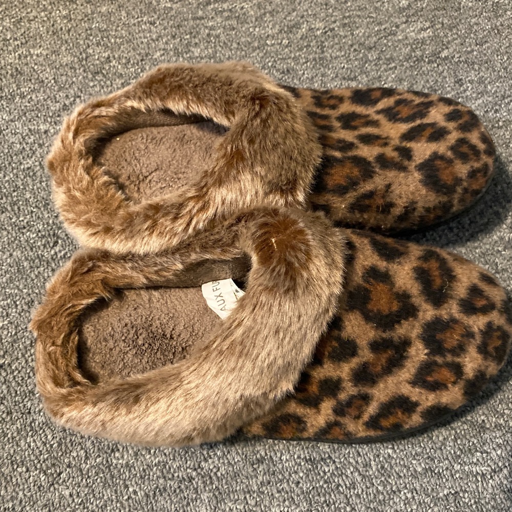 Isotoner slippers Size 6.5 - 7